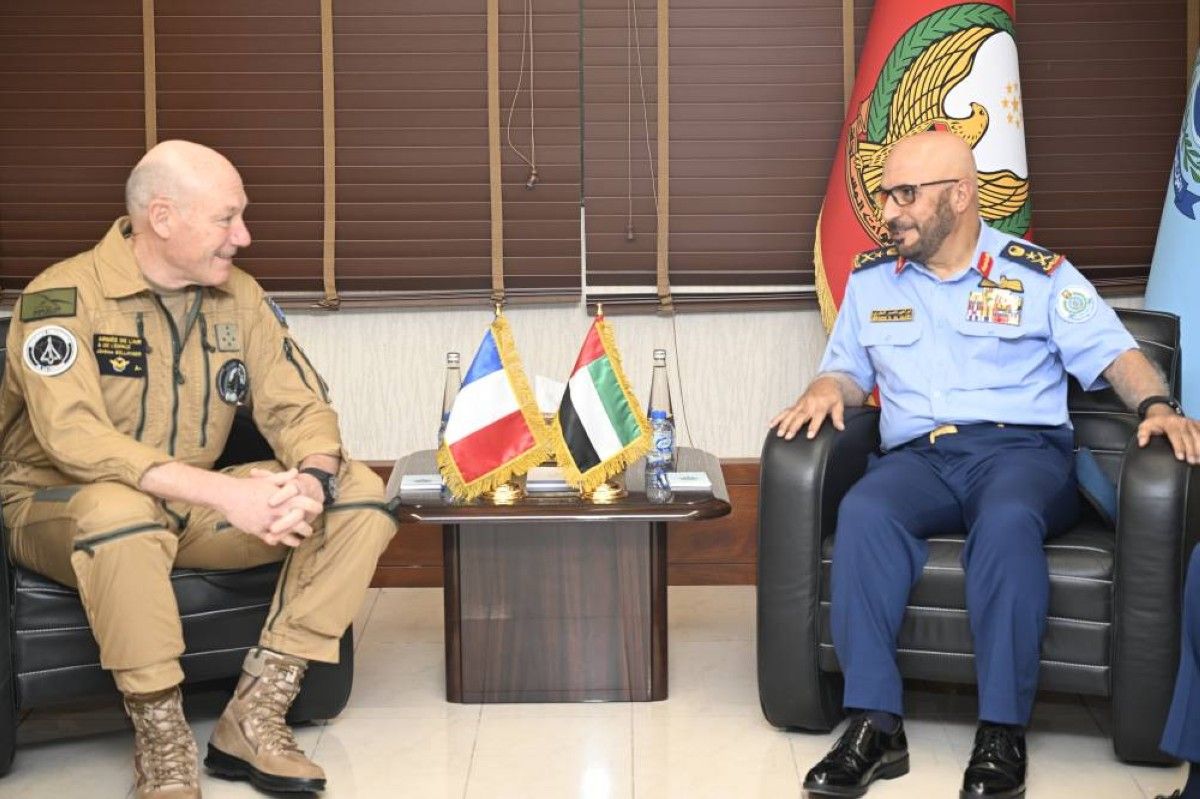 مناقشة تعزيز التعاون بين الإمارات وفرنسا في المجالات العسكرية والدفاعية
