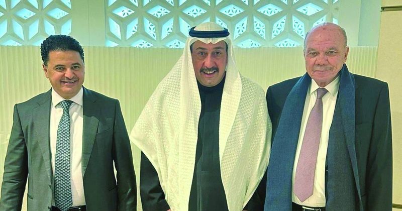 فيصل الحمود متوسطاً فيصل الفايز والسفير الأردني