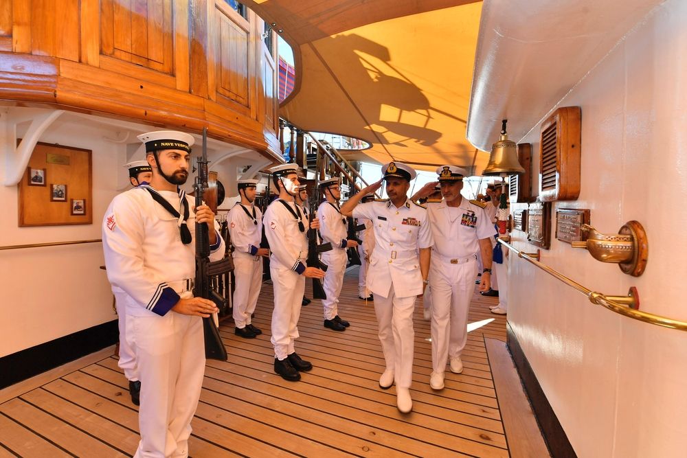 قائد البحرية السلطانية العمانية يزور السفينة الشراعية (أميريجو فسبوتشي)