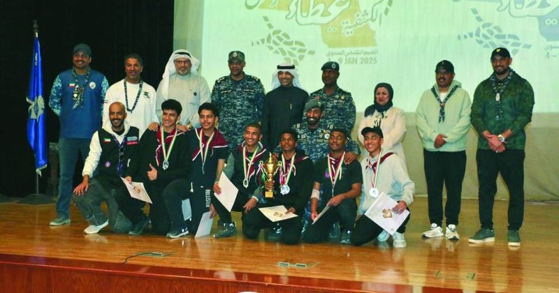 العنزي والملا والخالدي مع بعض الكشافة المكرّمين في حفل الختام