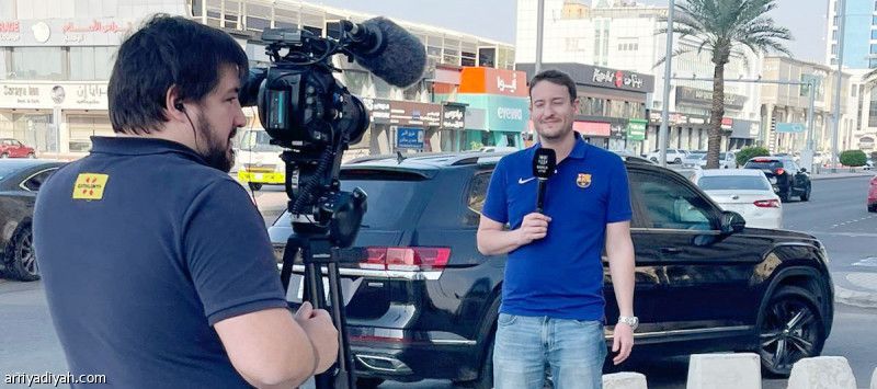 أمام فندق برشلونة.. الإعلام الأجنبي يسأل الجماهير عن نهائي السوبر