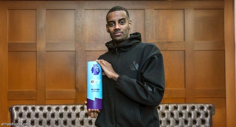 إيزاك يسقط صلاح.. ويخطف نجومية الإنجليز