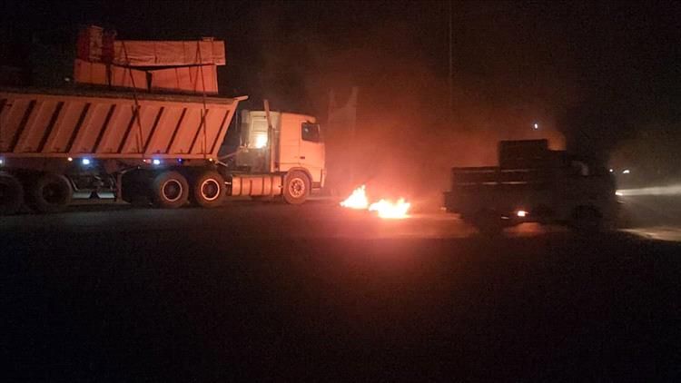 لحج.. مواطنون يغلقون طريق رئيسي احتجاجًا على استمرار انقطاع الكهرباء