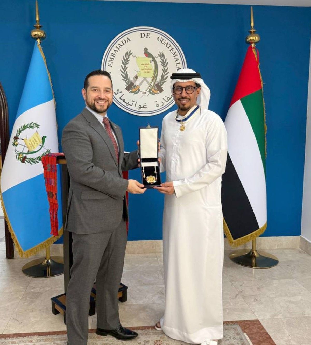 رئيس غواتيمالا يمنح سفير الإمارات وساماً برتبة الضابط الكبير