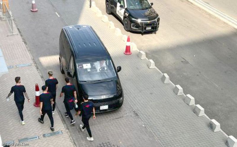 نزهة جدة تريح أعصاب لاعبي برشلونة.. والرئيس يتحدى ديكو