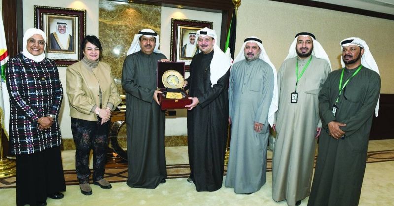 تبادل الهدايا التذكارية بين الأصفر ووفد منظمة الصحة العالمية