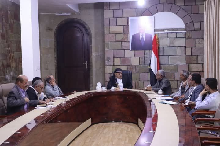 تعز.. الأحزاب تدعو إلى تنفيذ قرار ضبط قيمة إيجارات العقارات بشكل صارم ومعالجة أوضاع المعلمين