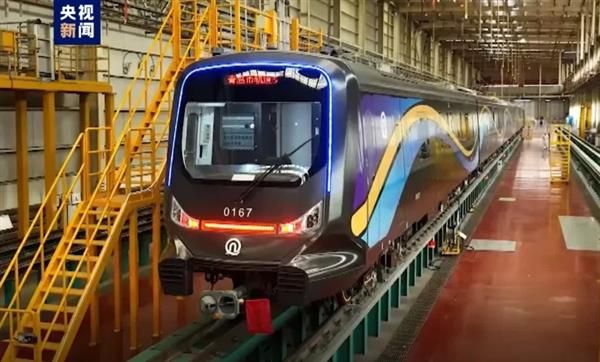 الصين تطلق قطار مترو موفرا للطاقة مصنوعا من ألياف الكربون