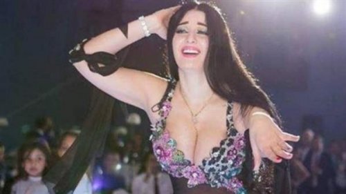 للكبار فقط .. صافيناز شغالة رقص بلدي من بتاع حمام السباحة