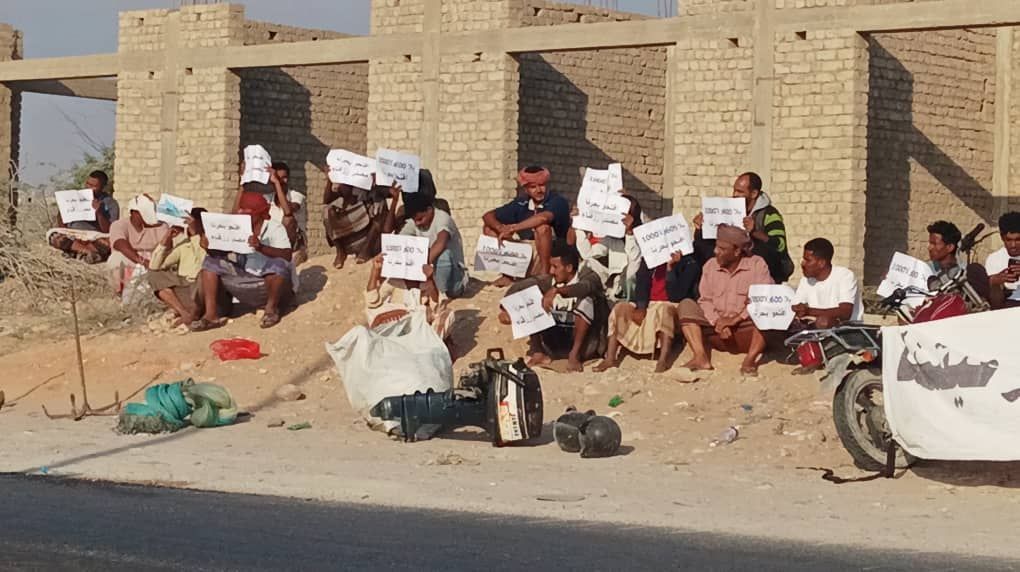 حضرموت.. قوات أمنية تُفرّق وقفة احتجاجية لصيادي شحير وتحتجز عدداً منهم