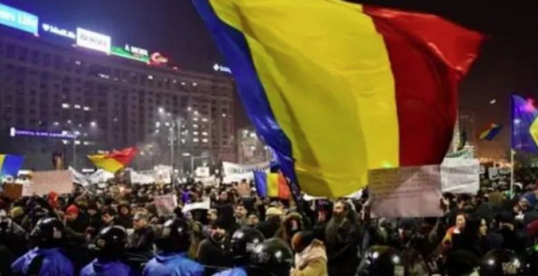 آلاف المحتجين في رومانيا يطالبون بإجراء انتخابات الرئاسة