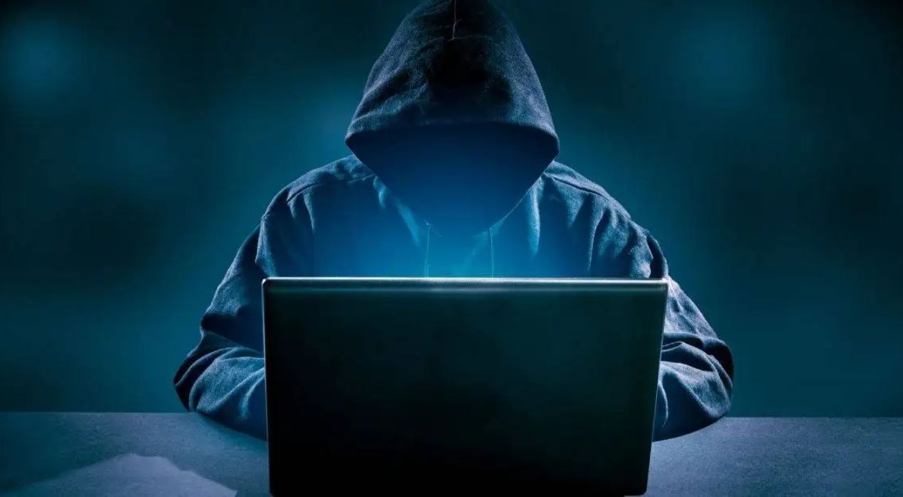 اليمن.. مكتب رئاسة الجمهورية يحذر من عمليات نصب واحتيال من أشخاص ينتحلون صفات موظفيه