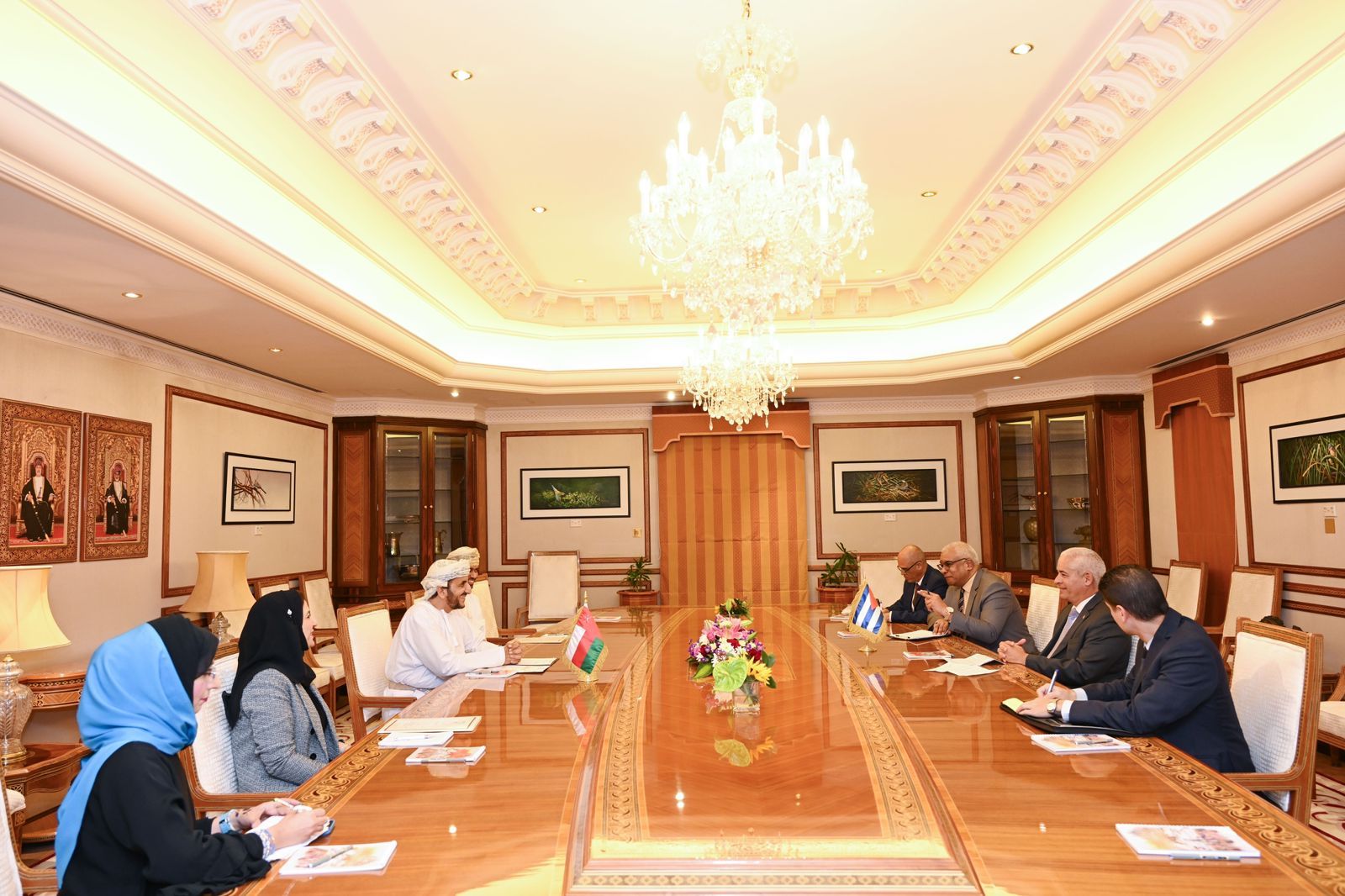 سلطنة عُمان وكوبا تبحثان تطوير التعاون المشترك والعلاقات الثنائية