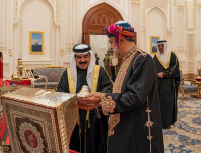 جلالة السلطان وملك البحرين يتبادلان الهدايا التذكارية