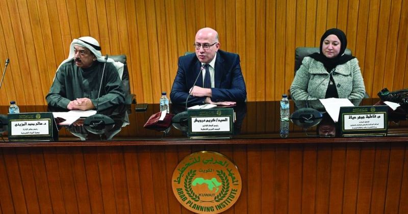 المتحدثون في الندوة (تصوير نايف العقلة)