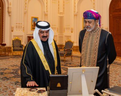 جلالة السلطان وملك البحرين يتبادلان الهدايا التذكارية