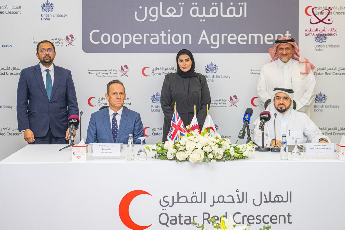 الهلال الأحمر القطري والسفارة البريطانية يوقعان اتفاقية تعاون لدعم الأسر الفلسطينية التي تستضيفها دولة قطر بسبب حرب غزة