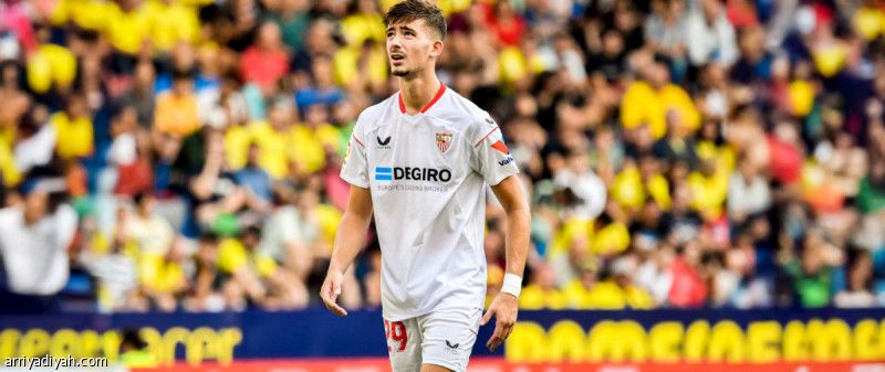 بالبطاقات الصفراء.. المراهنات تورط مدافع إشبيلية