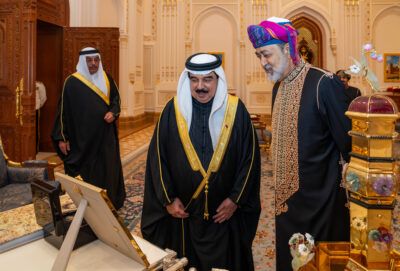 جلالة السلطان وملك البحرين يتبادلان الهدايا التذكارية