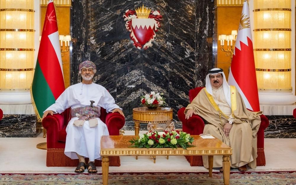 جلالةِ السُّلطان المعظم يستقبل ملك البحرين