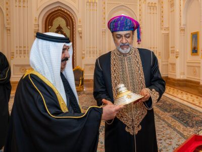 جلالة السلطان وملك البحرين يتبادلان الهدايا التذكارية