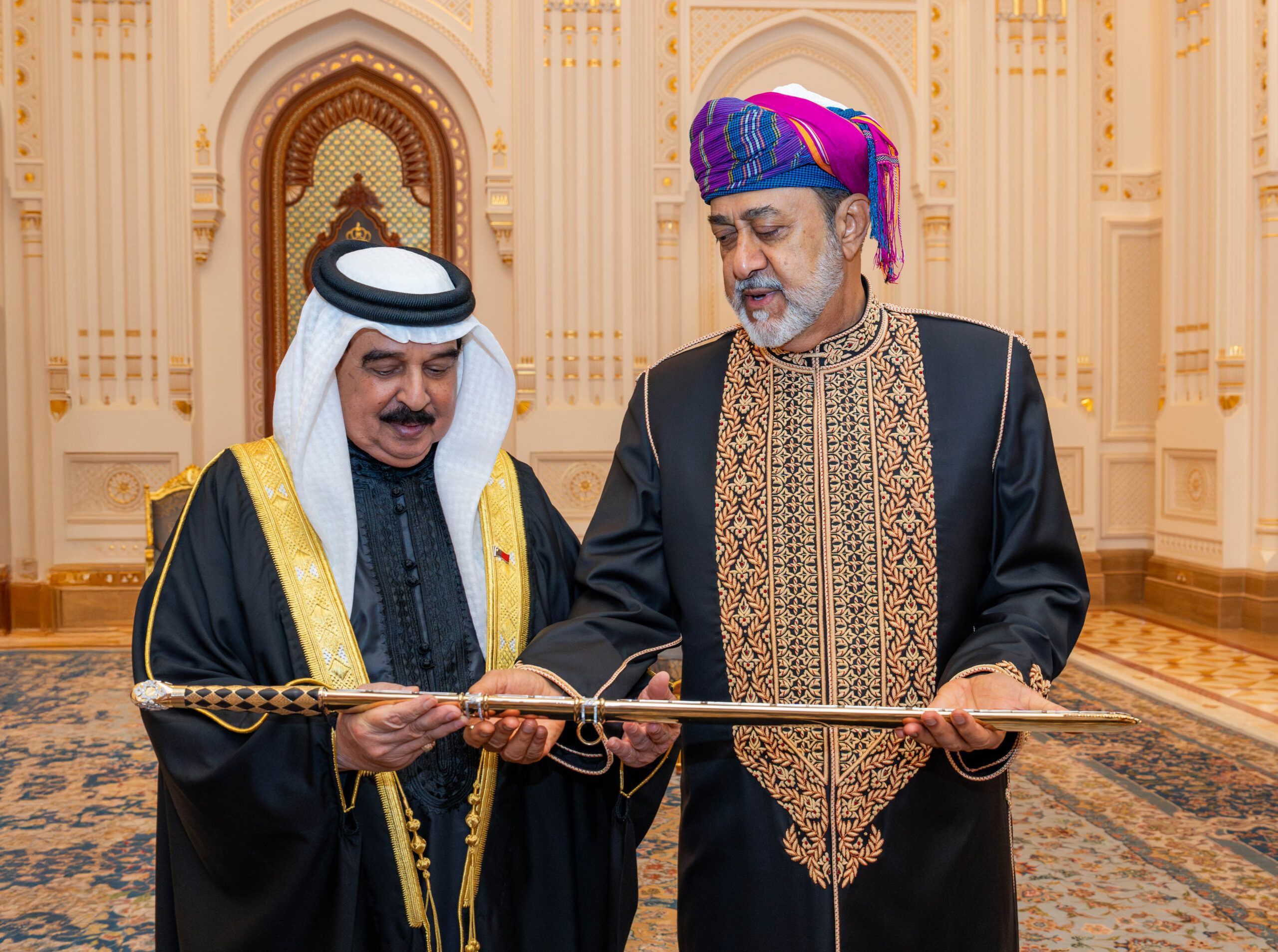 جلالة السلطان وملك البحرين يتبادلان الهدايا التذكارية