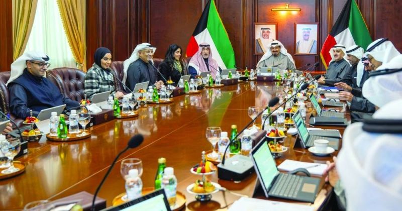 العبدالله مترئساً اجتماع مجلس الوزراء في قاعة الاجتماعات بالمطار الأميري