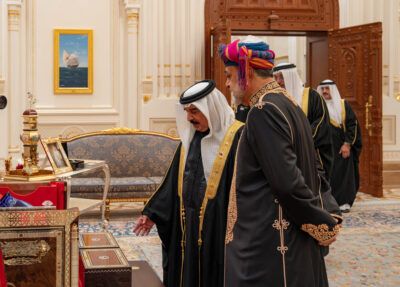 جلالة السلطان وملك البحرين يتبادلان الهدايا التذكارية