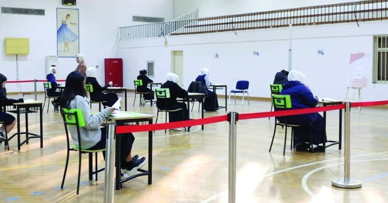 طالبات يؤدين اختبار التربية الإسلامية في ثانوية جمانة بنت أبي طالب