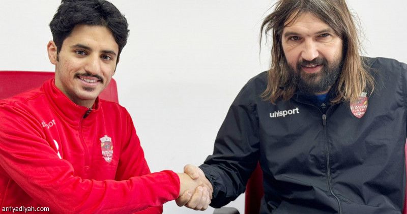 الدوسري يوقع عقد انضمامه إلى أرسنال