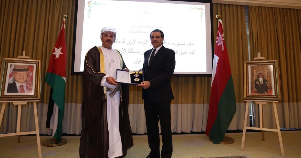 جلالة السُّلطان يمنح وسام النعمان من الدرجة الأولى للسفير الأردني