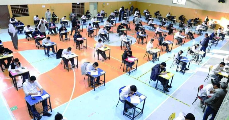 طلبة ثانوية عبدالله الأحمد في اختبارهم أمس