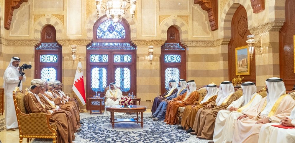ملك البحرين يلتقي عددًا من أعضاء غرفتي تجارة وصناعة عُمان والبحرين