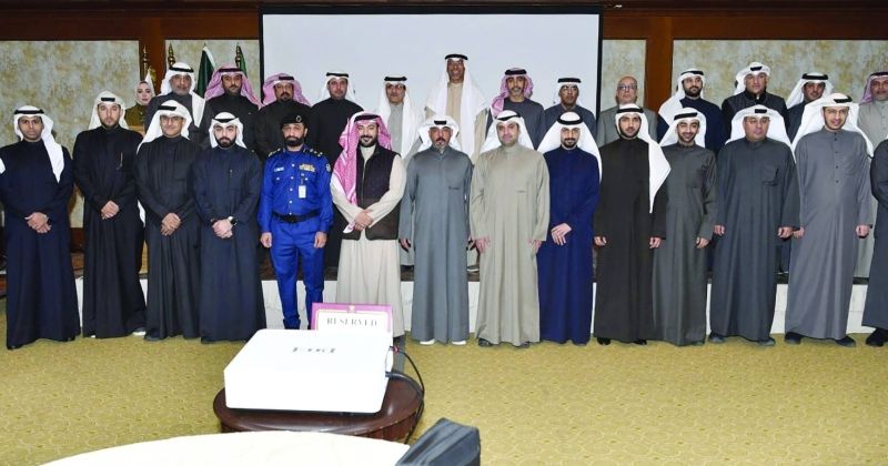 صورة جماعية للربيعان والمشاركين في الندوة (تصوير سعود سالم)