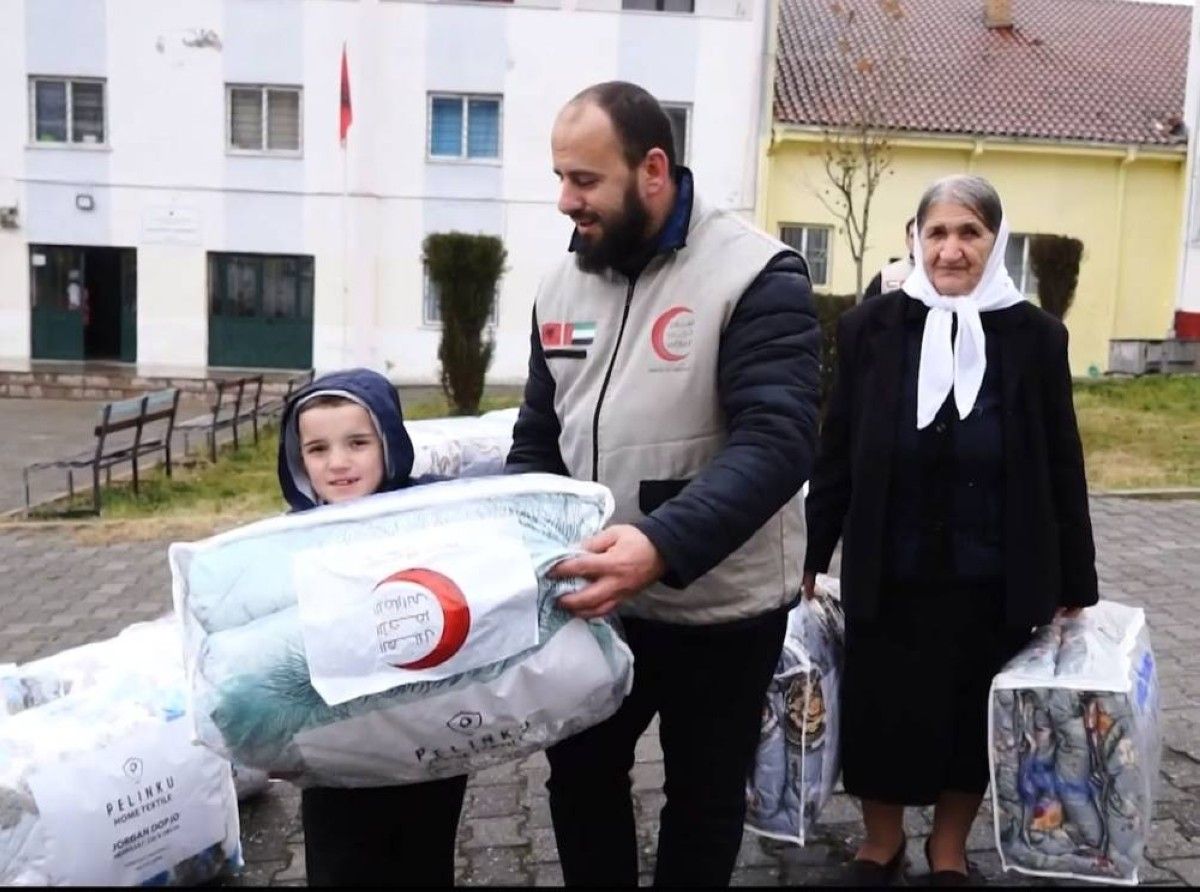الهلال الأحمر الإماراتي يوزع كسوة الشتاء على 2415 مستفيدًا في ألبانيا