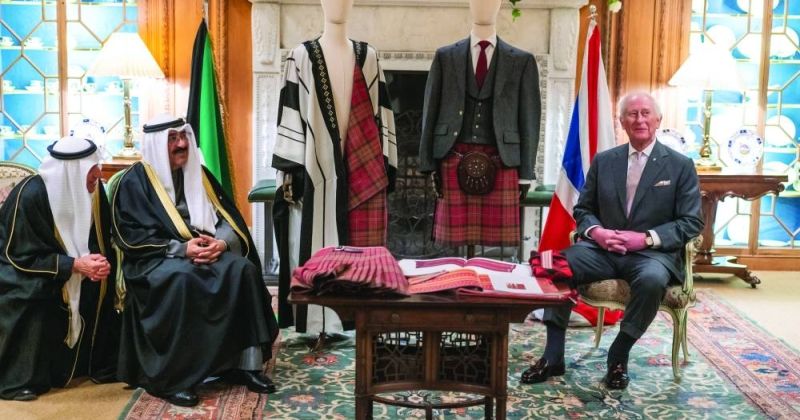 الأمير والملك تشارلز تبادلا الإزار الأسكتلندي والبشت