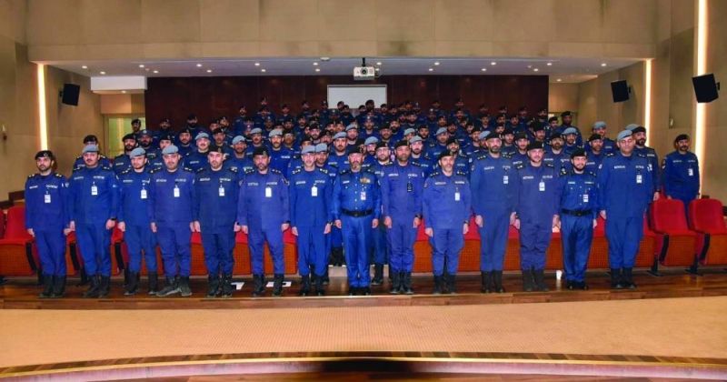 اللواء الرومي وقيادات «الإطفاء» يتوسطون المكرمين