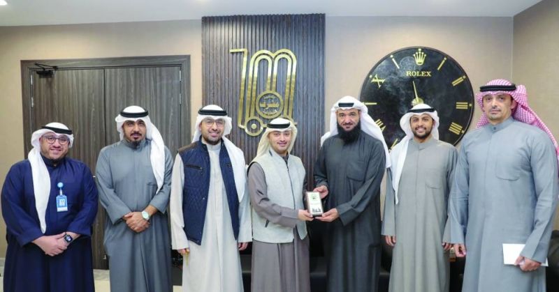 رئيس وأعضاء تعاونية مشرف خلال تسليم شيك الزكاة