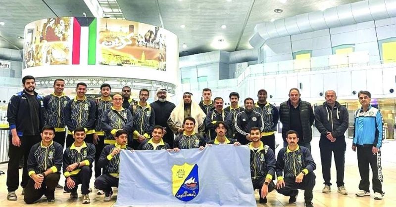 الحمدان مُتوسّطاً وفد جامعة الكويت لدى المُغادرة للمُشاركة في الدورة