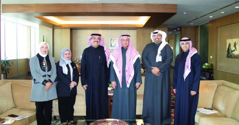 الطبطبائي مستقبلاً وفد المركز