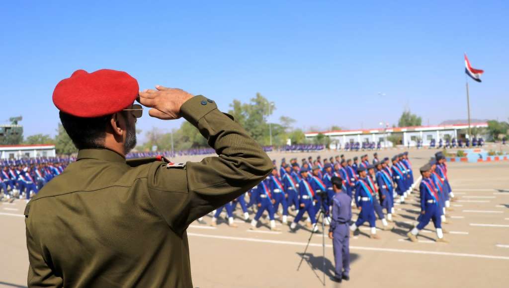 رئيس الأركان يدشن عددا من المشاريع في كلية الطيران والدفاع الجوي بمأرب