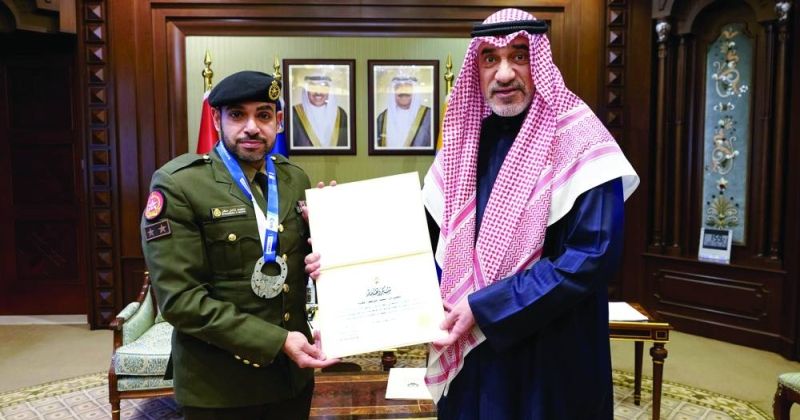 اليوسف يكرّم الفارس الشمري لتميزه في بطولة القفز على الحواجز