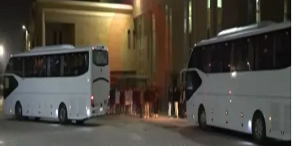 الأسرى الفلسطينيون المبعدون يغادرون معبر رفح باتجاه القاهرة