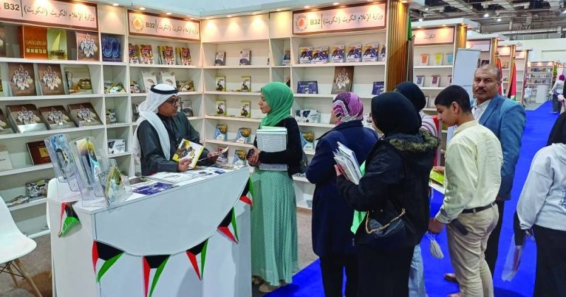 إقبال على جناح وزارة الإعلام بمعرض القاهرة الدولي للكتاب