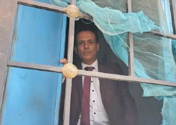 إب.. احتجاز محامٍ داخل محكمة حوثية لمطالبته الدفاع عن موكله