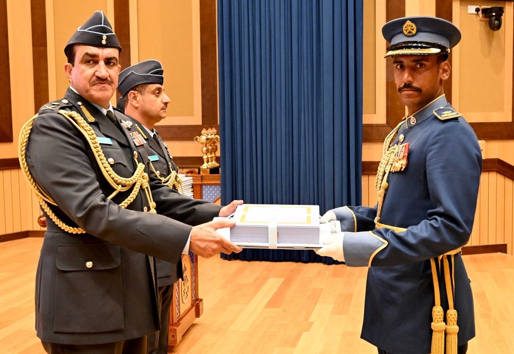 تسليم شهادات الدبلوم والبراءة السُّلطانية وتكريم القواعد الجوية