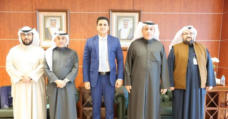 المراد ومسؤولو الهيئة مع الملحق الباكستاني