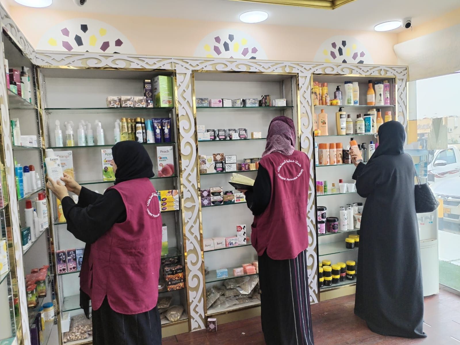 منها منتجات التداوي بالأعشاب .. ضبط نحو ألف سلعة مخالفة