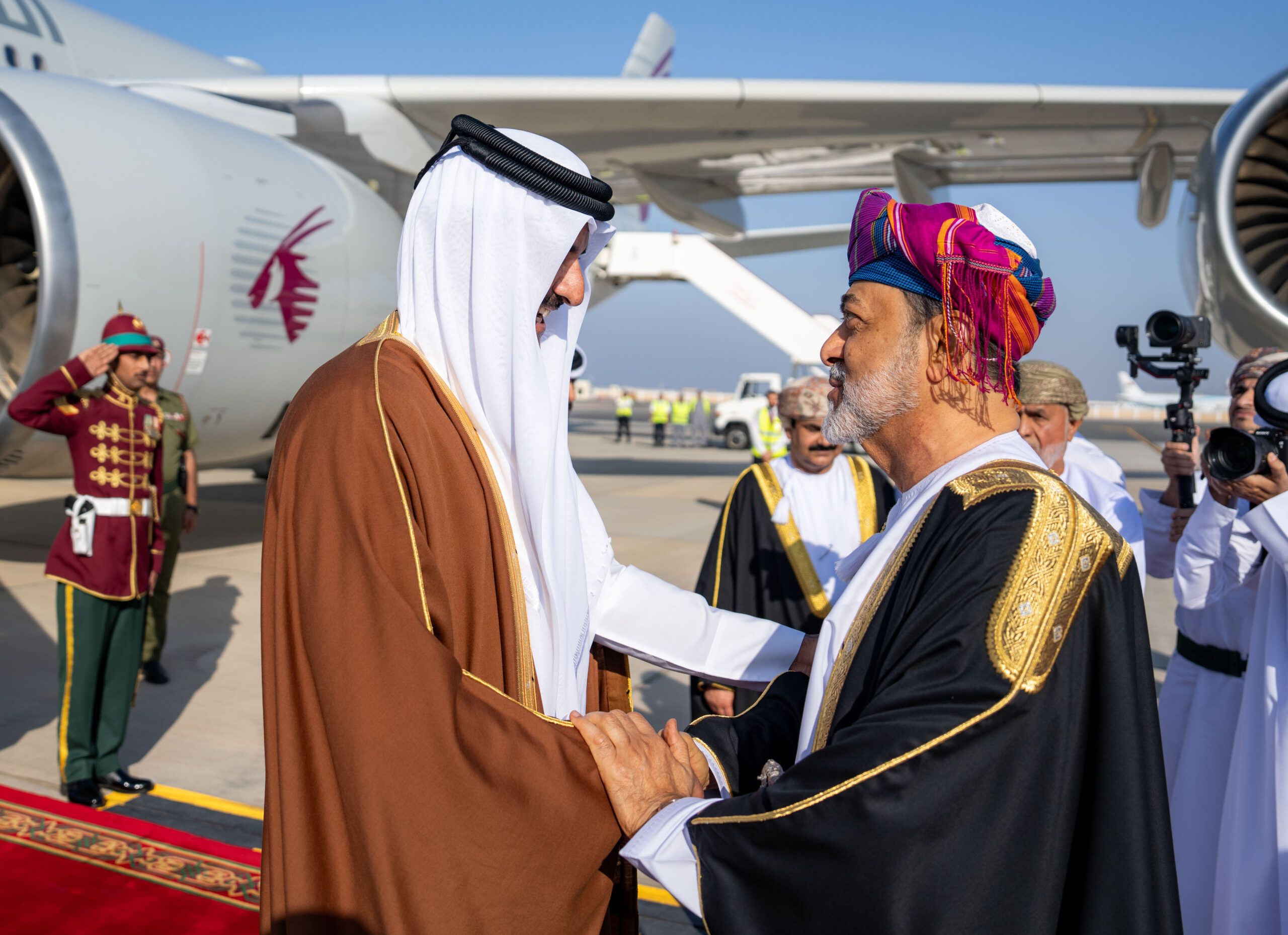 جلالةُ السُّلطان في مقدّمة مودّعي أمير قطر