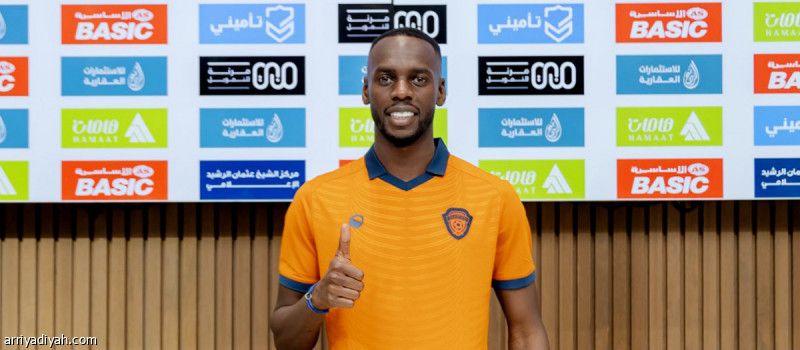 الرياض يبعد الهاجري وآل عقيل.. والصحفي فيحاويا